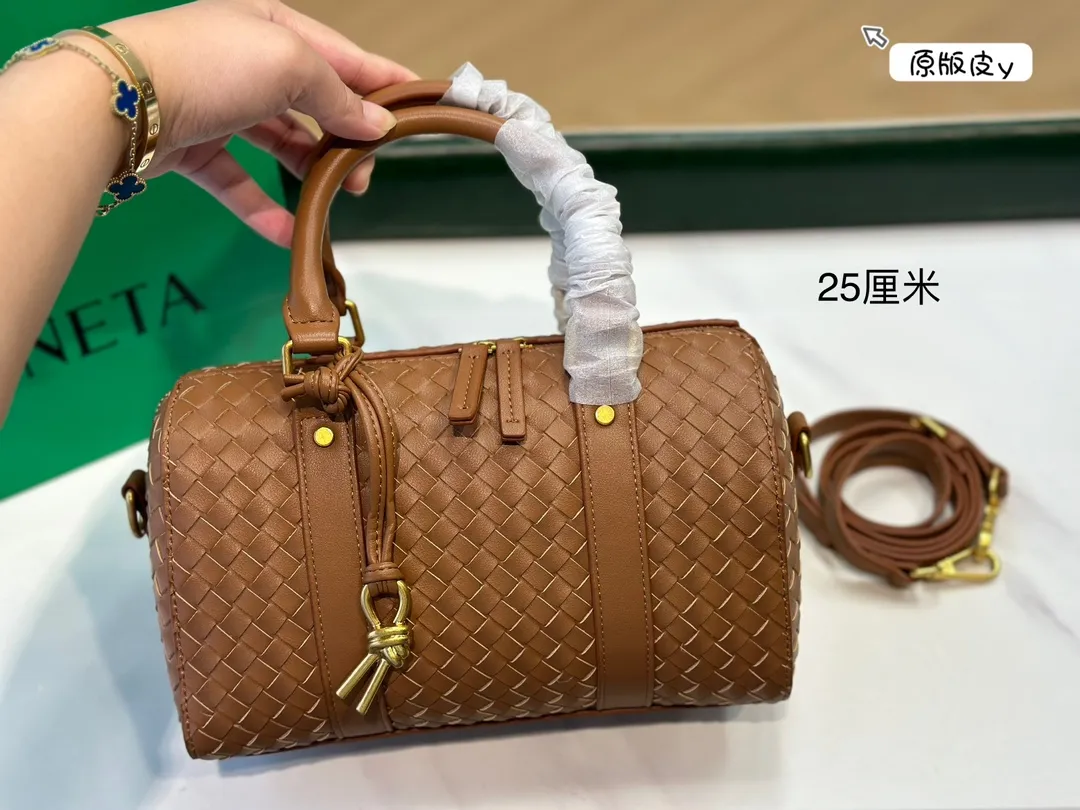 ¥220牛皮 Bv编织✅真的是当家花旦诶! 怎么随便上身都这么好看啊?正式休闲都不在话下友友们快点给我下手!我不允许美女没有拥有这款包尺寸25cm