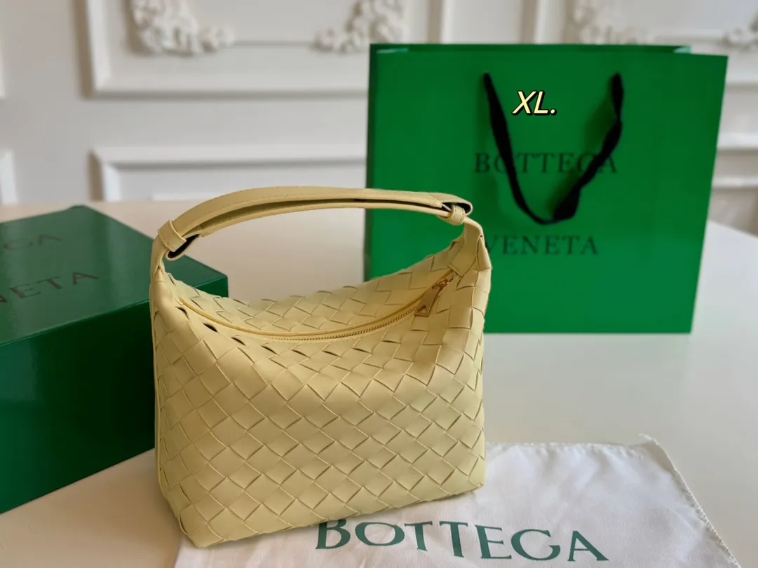 P150（配盒） Bottega Veneta BV新款饭盒包 💕 size:20&times;15 线条简洁，包身柔软 采用编织设计很有辨识度！！！ 百搭好看不过时~