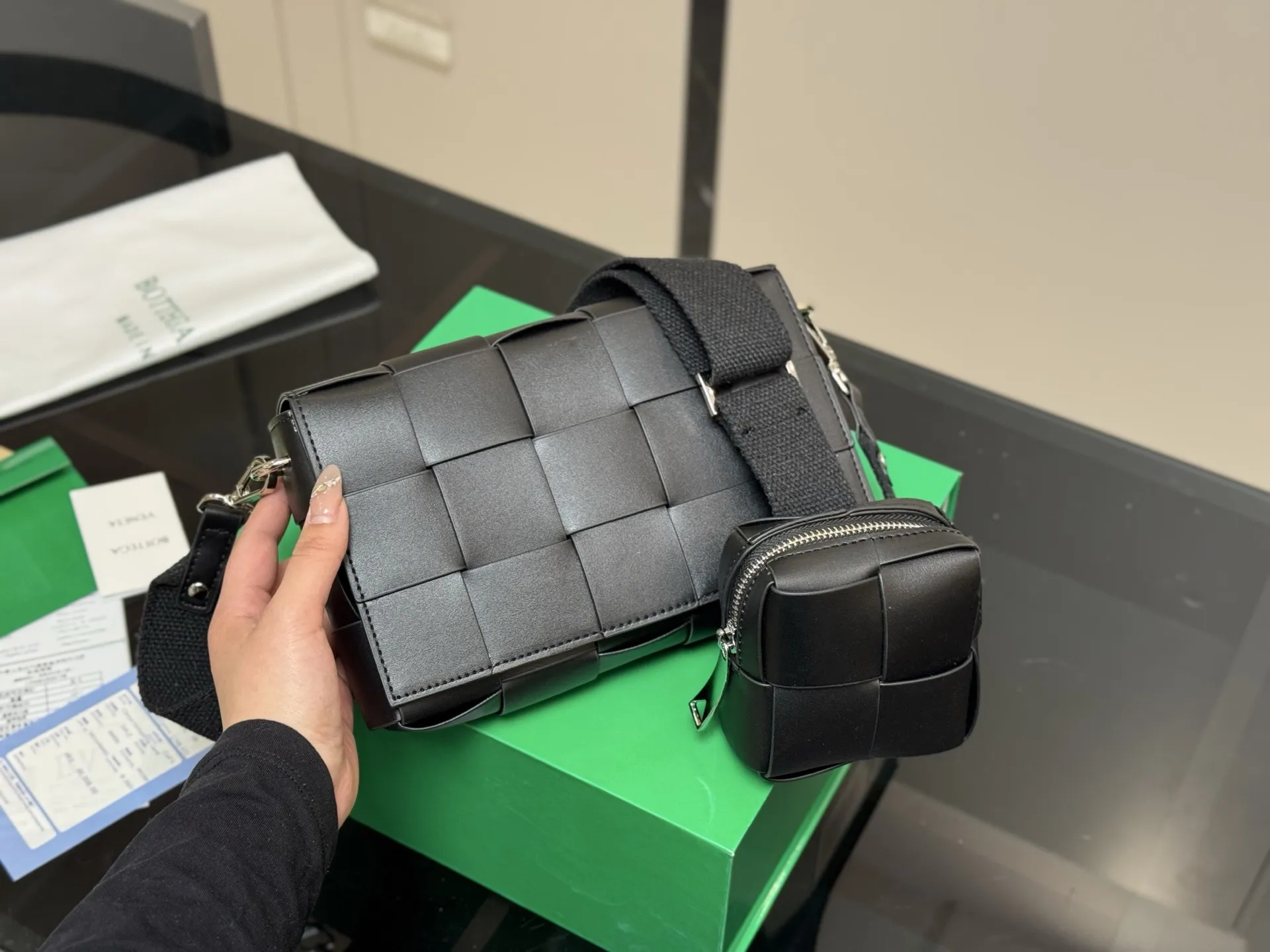 &yen;145 配盒 size：22*14cm Bottega Veneta cassette Bv I豆腐包！ 海绵宝宝！ 细腻〰️光滑〰️ 最重要是整个包的蓬度， 每个方块必须做到圆润又饱满才算合格！