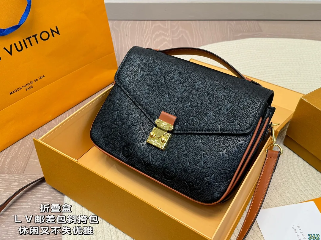 &yen;135折叠盒 LV 邮差包斜挎包 设计有复古的颜值 好看百搭 休闲又不失优雅 简直美翻了 尺寸：24 18