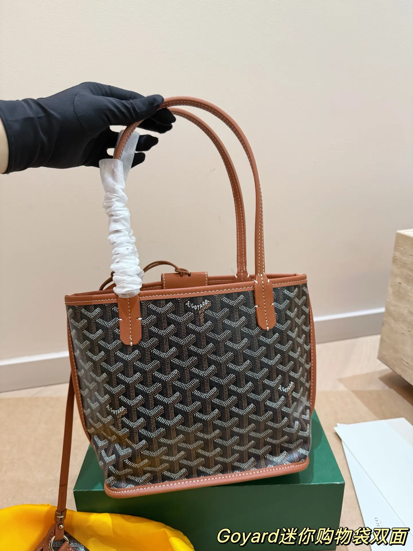 P150 Goyard Goyardine手提包 法国奢侈品牌Goyard的Goyardine手提包,采用经典老花帆布+黑色皮革饰边,简约又超有辨识度t+。独特几何图案,轻便耐用,日常通勤或休闲都很适合!手提+可调节肩带,手提斜挎随心切换,实用又时髦。Goyard以高级定制和精湛工艺闻名,这款包袋收藏价值满满,时尚爱好者必入!20cm配盒子