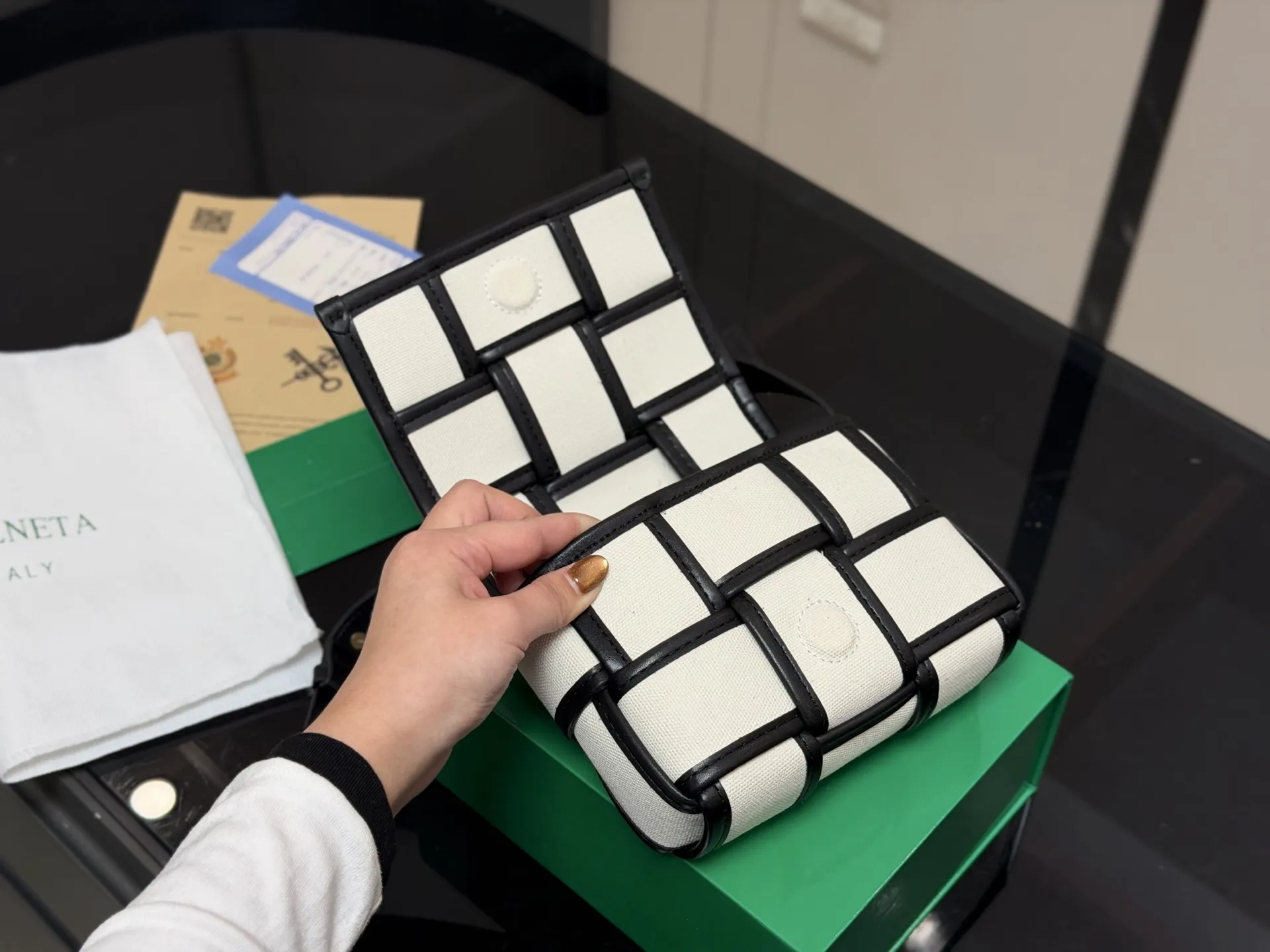 ¥120 配盒 size:16.12cm Bv 新品手袋 CASSETTE手袋 真滴很高级! 被吹爆的小可爱!