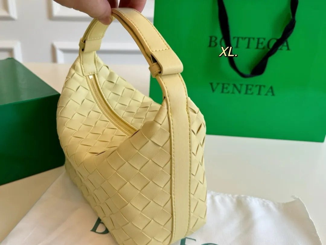 P150（配盒） Bottega Veneta BV新款饭盒包 💕 size:20&times;15 线条简洁，包身柔软 采用编织设计很有辨识度！！！ 百搭好看不过时~