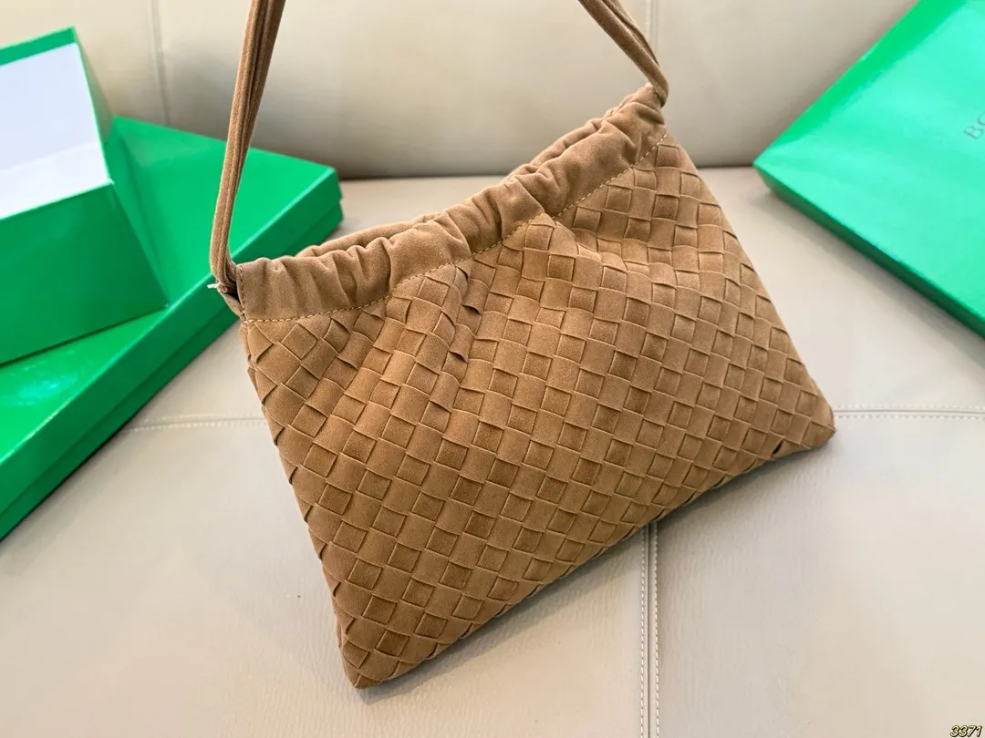 ¥150配盒 BV Dustbag 编织垃圾袋 这只编织垃圾袋真的是今年新款的最爱了 肩带可以调节,单肩斜挎都可 最重要的是,真的很实用!! 打工人实名爱了,真的好好背 尺寸30 22