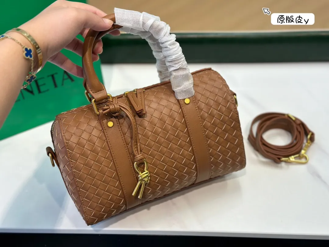 ¥220牛皮 Bv编织✅真的是当家花旦诶! 怎么随便上身都这么好看啊?正式休闲都不在话下友友们快点给我下手!我不允许美女没有拥有这款包尺寸25cm