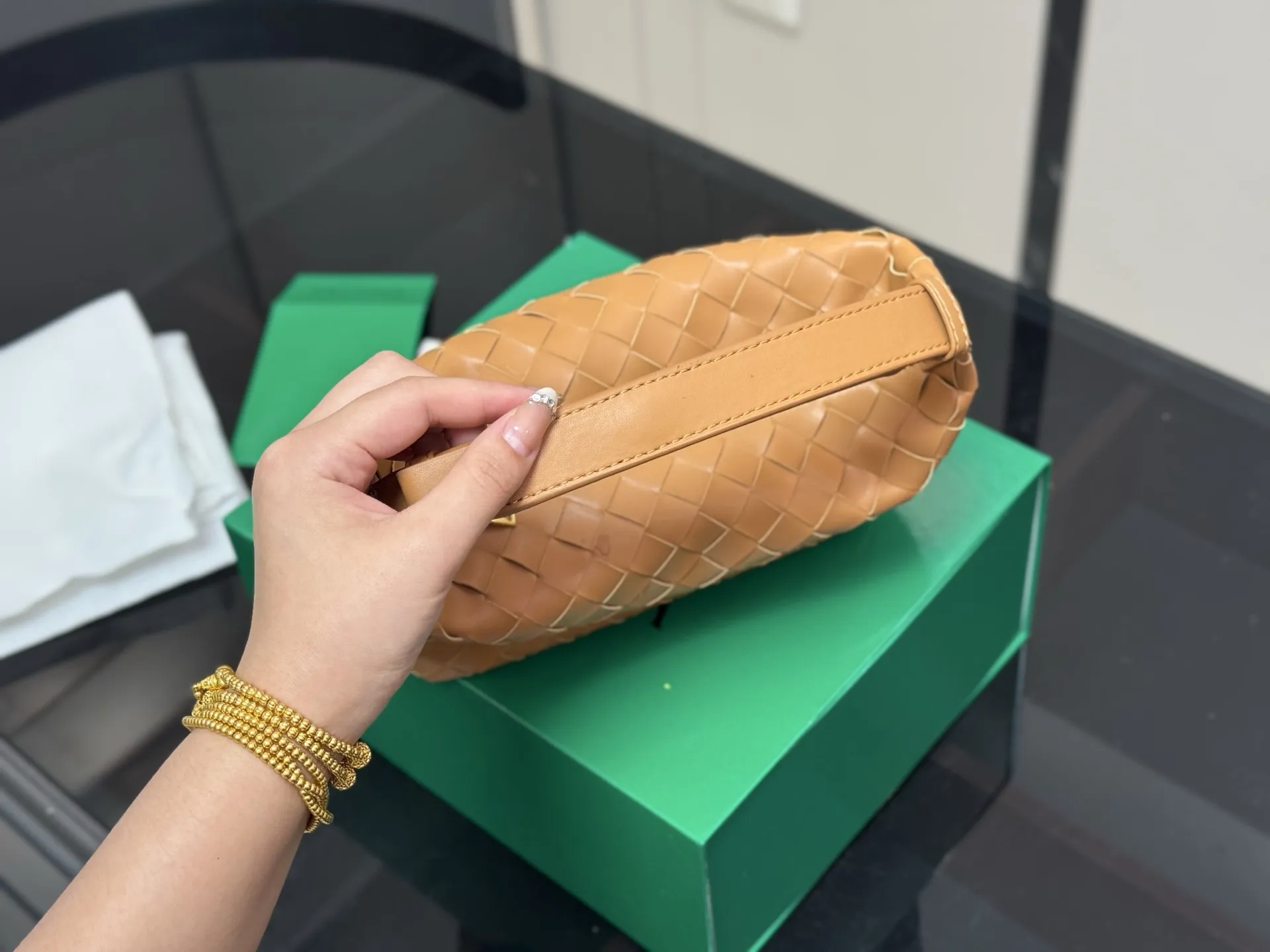 ¥155 配盒 size:20*14cm bv 的便当包 也太可爱了趴.... 将BV爆款便当包再度升级, 这款设计真的是又A又温柔, 轻盈超舒服 牛皮品质