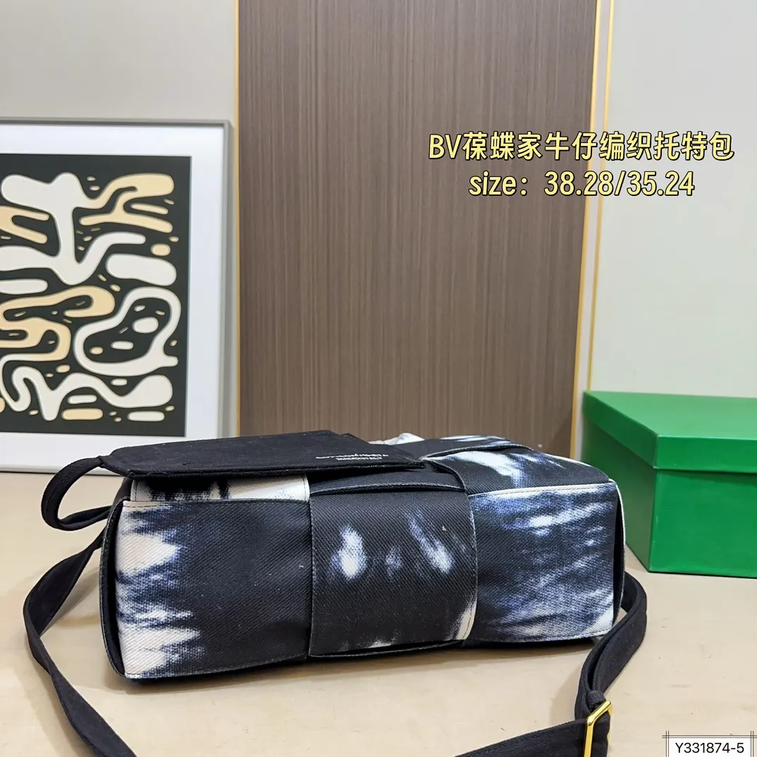 大号💰190 小号💰185 配盒 尺寸38×28/35×24 BV 葆蝶家 明星同款牛仔编织托特包 每只包都拥有独特的魅力 衬托出整体的高级质感。众多明星上身,多种背法多种造型。