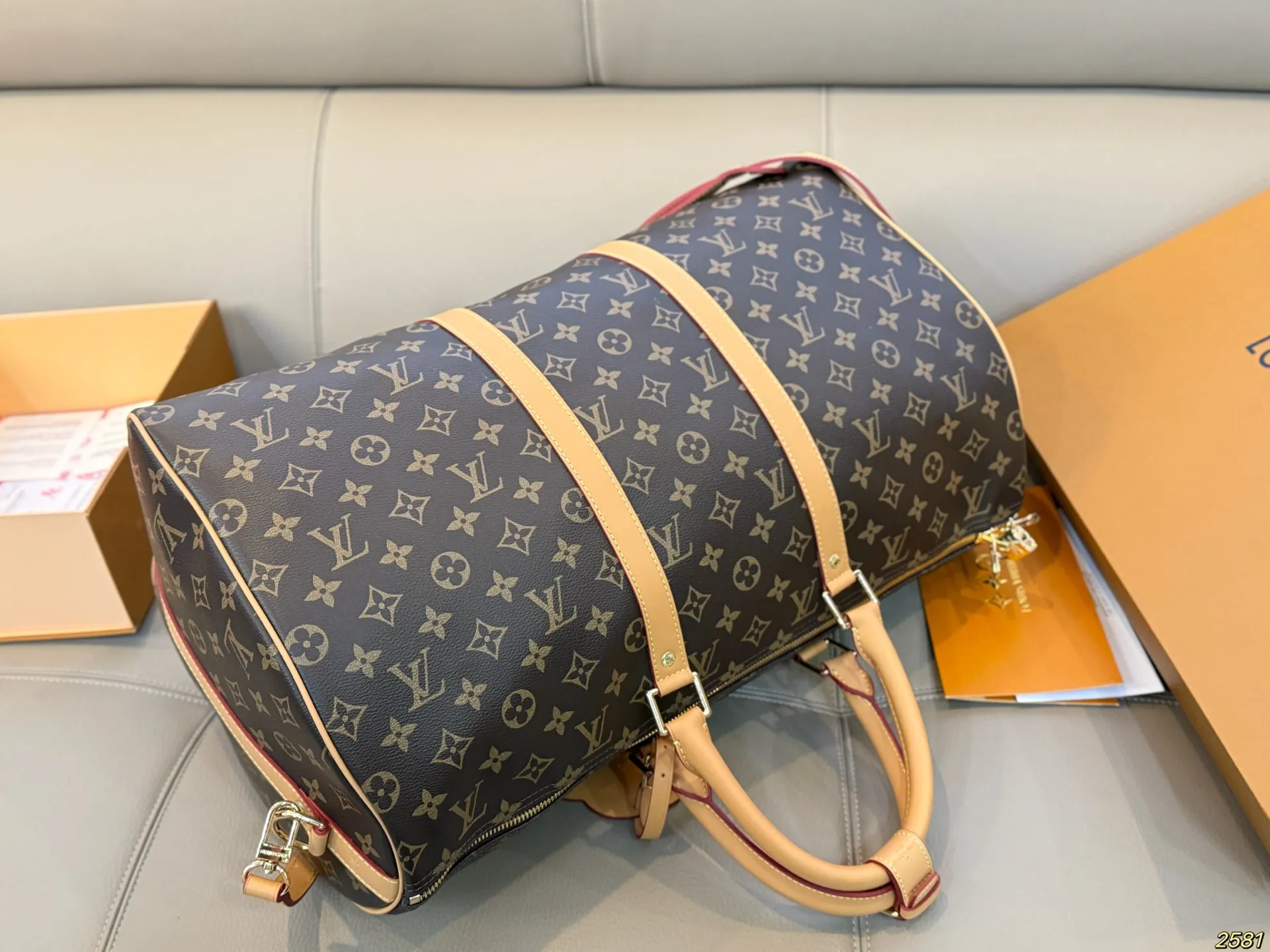 ¥205 LV&NIGO联名系列 LVKeepall 新款旅行袋大容量 度假旅行必备 时尚达人必备单品之一 实物绝对惊艳到你 尺寸50 29