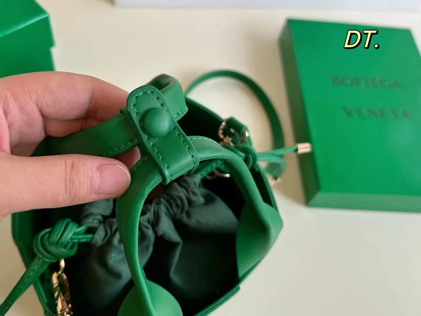 P140(配盒) Bottega Veneta BV新款手提包 💕 size:13×13 线条简洁,包身柔软 采用编织设计很有辨识度!!! 配有肩带,🉑手提可单肩,百搭好看不过时~