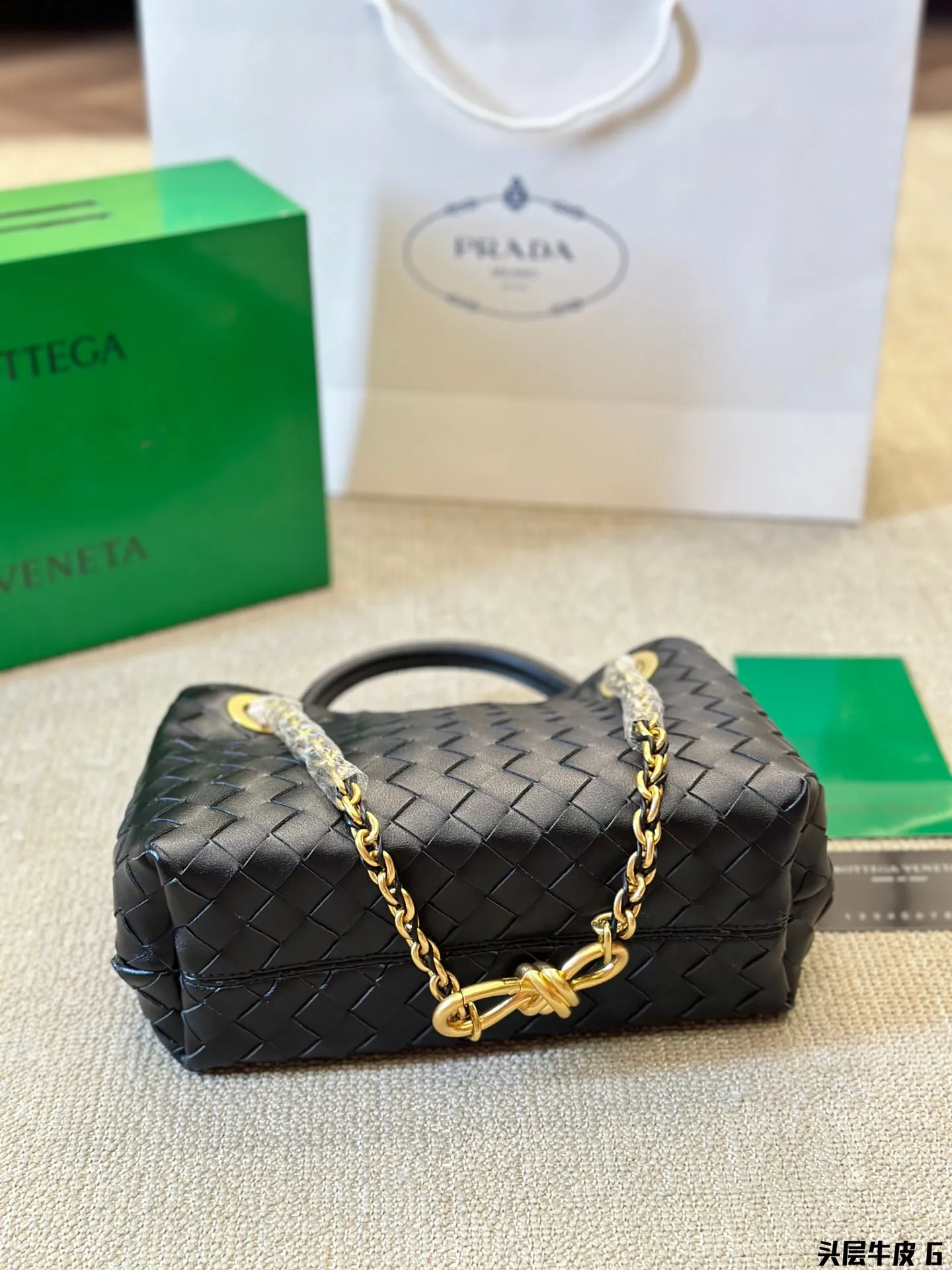 头层牛皮 p250 Bottega veneta Bv高级 Cassette手袋 编织托特包 新款,简洁的线条,柔软的包身,并且相当实用,街头巷尾它的身影无处不在,牛皮🐂 也成为经典款IT bag之一 万众追,这款包一出就风靡全球 流行,如今粉丝群依然很强大,因为它实在太衬托气质了,包再多也要给自己留一个!尺寸:28 22cm