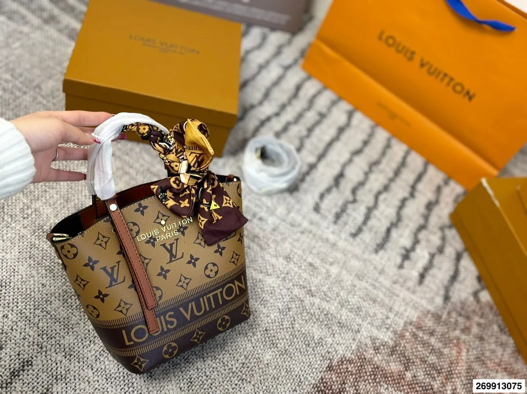 p125 配礼盒 牛皮中古vivian斜挎手提包 男女通用的一款 这款Retiro 手袋以标志性的LV老花面料制成,搭配奢华的黄皮饰边,经典永恒。优雅低调的外形设计和宽敞的包身更加入了实用性。 包包尺寸19.17