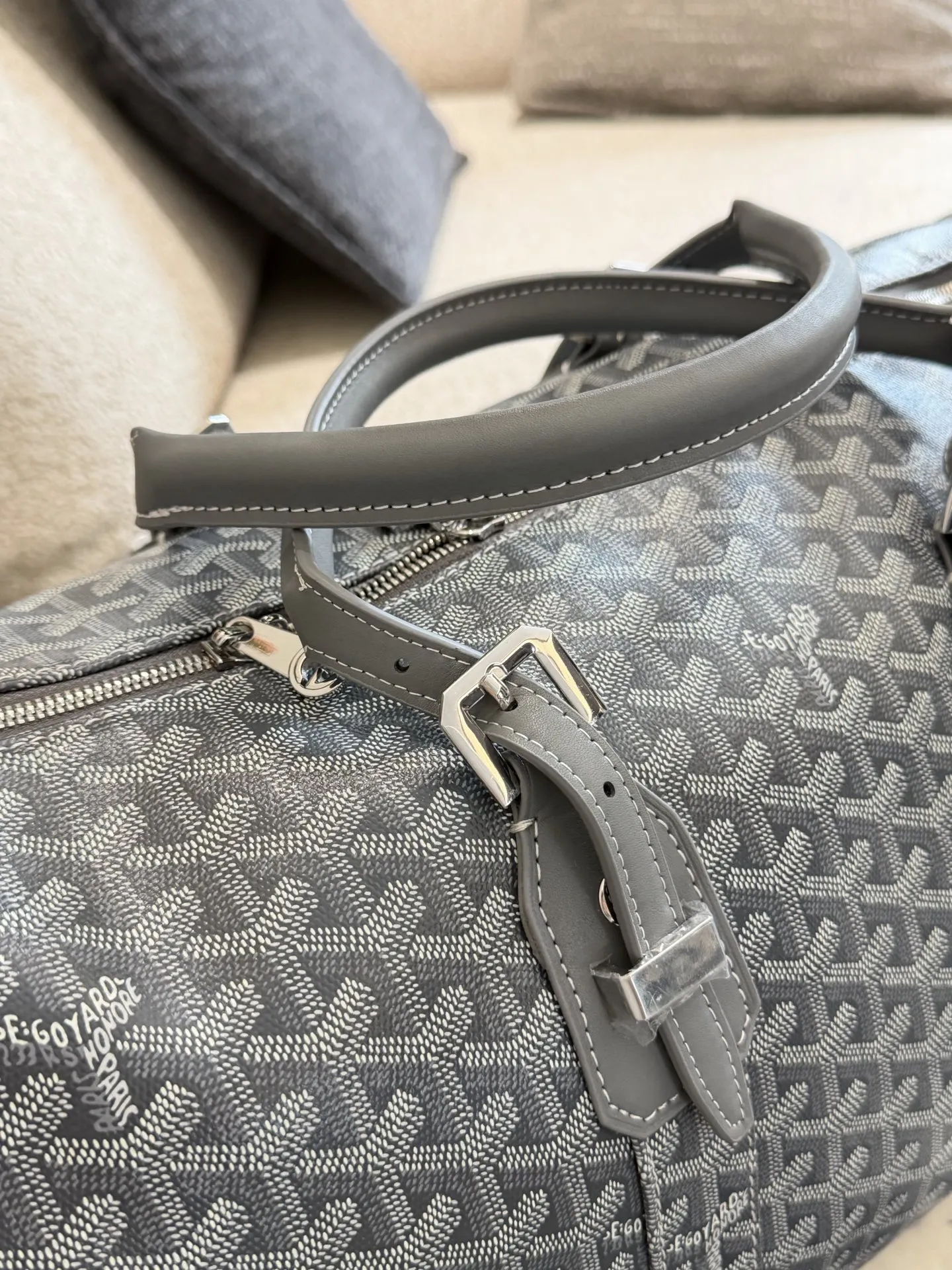 p310 顶级原单 全钢锁头 Goyard Boston 50灰色旅行袋 Goyard Boston 50灰色旅行袋,经典老花帆布+低调简约又奢华十。50cm黄金尺寸,容量适中,短途旅行或健:身都很OK!双手柄设计,支持手提/斜挎,肩带可选帆布或皮革,背起来超方便~内部空间合理,衣物、电 子设备轻松收纳,实用又时髦,出行必备!