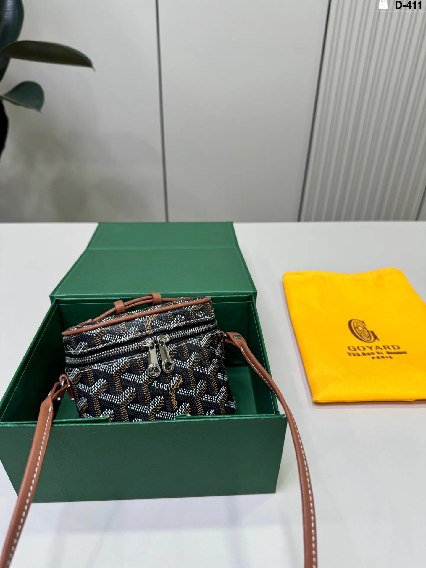 💰p160 D-411尺寸12×7折叠盒 Goyard戈雅 Muse Nano 盒子包 迷你尺寸,日常出街超方便。可拆卸肩带,手提,斜挎都OK,灵活百搭!Nano系列小巧轻盈,亮色设计点亮穿搭,秋冬深色系也能轻松驾驭,实用又时髦,是Goyard热门单品之一