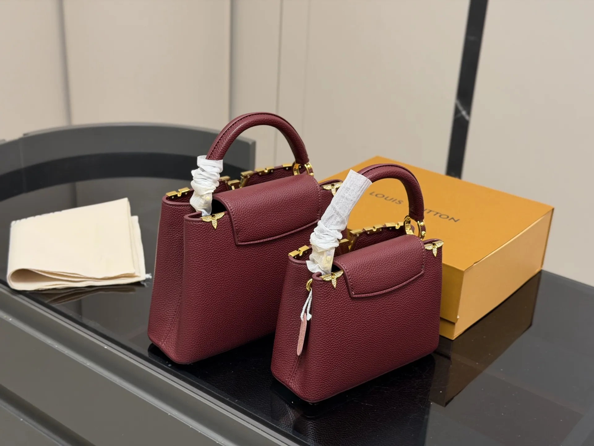 &yen;165 &yen;175 配折叠盒 size 21.15cm 27.18cm Lv Capucines手袋 全粒纹Taurillon牛皮裁制 感觉低调 但有奢华质感 ！！