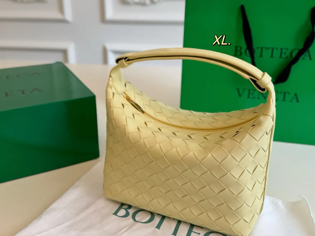 P150(配盒) Bottega Veneta BV新款饭盒包 💕 size:20×15 线条简洁,包身柔软 采用编织设计很有辨识度!!! 百搭好看不过时~