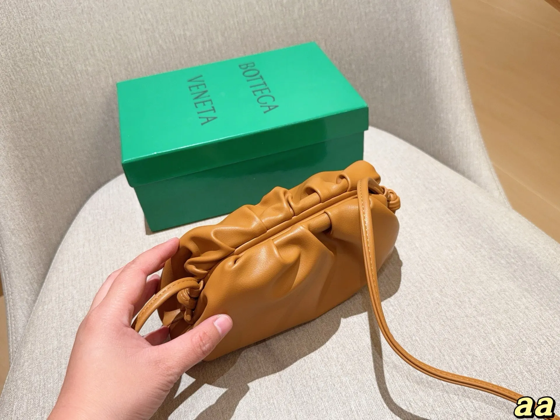 💰140 Bv葆蝶家 可可爱爱的云朵包~单肩 斜挎 手拿完全👌 尺寸:22×13×5 礼盒包装🎁