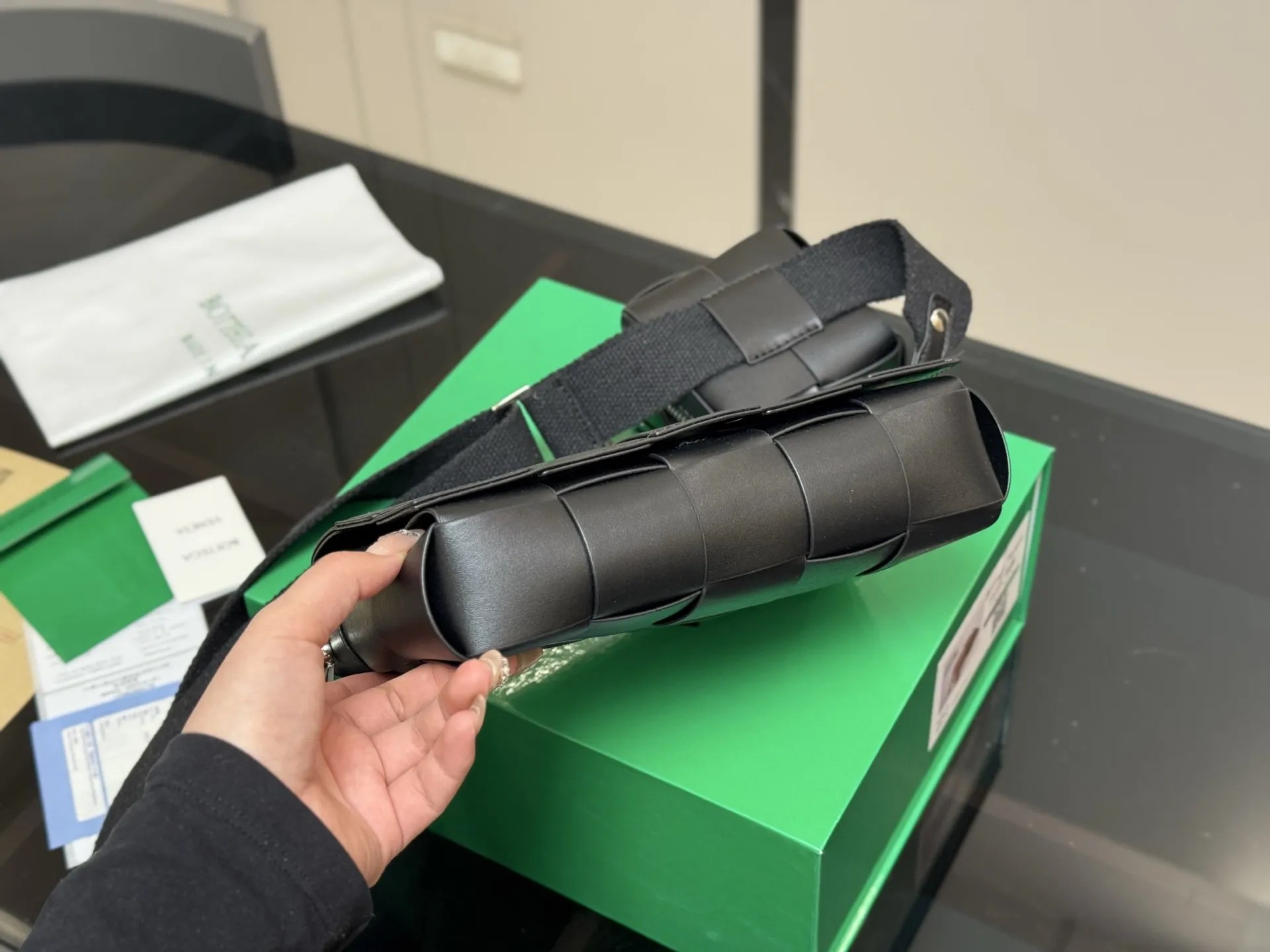 &yen;145 配盒 size：22*14cm Bottega Veneta cassette Bv I豆腐包！ 海绵宝宝！ 细腻〰️光滑〰️ 最重要是整个包的蓬度， 每个方块必须做到圆润又饱满才算合格！