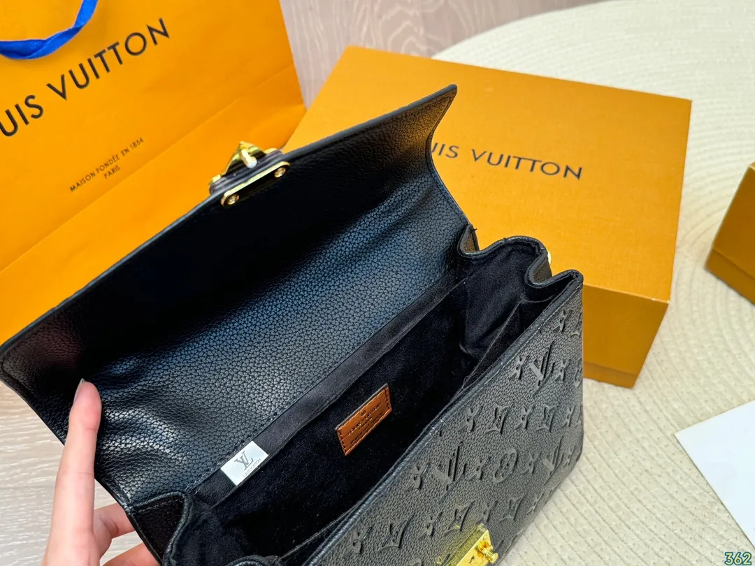 &yen;135折叠盒 LV 邮差包斜挎包 设计有复古的颜值 好看百搭 休闲又不失优雅 简直美翻了 尺寸：24 18