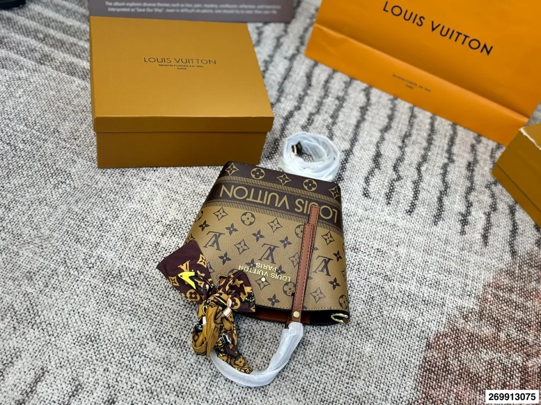 p125 配礼盒 牛皮中古vivian斜挎手提包 男女通用的一款 这款Retiro 手袋以标志性的LV老花面料制成,搭配奢华的黄皮饰边,经典永恒。优雅低调的外形设计和宽敞的包身更加入了实用性。 包包尺寸19.17