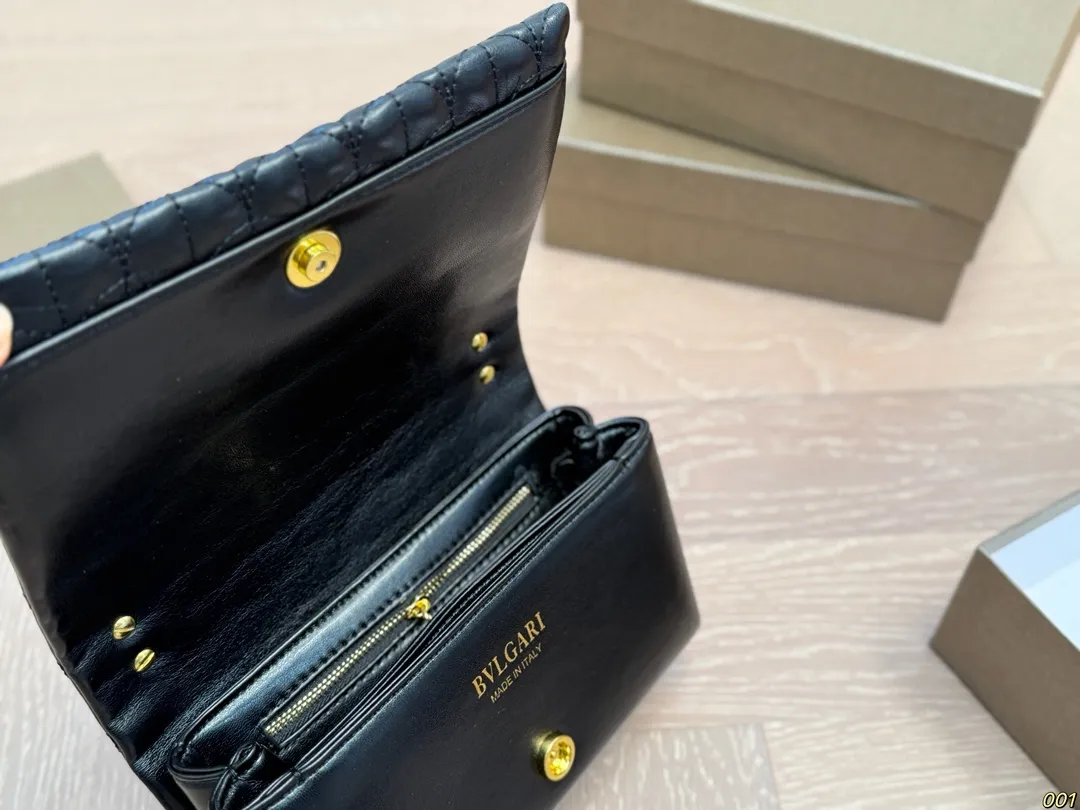 ¥135配盒 宝格丽 Bvlgari蛇头包 ⚠️顶级原单 不愧是开挂般的存在 包身轻便 百搭 给予满满的高级感 尺寸21 13