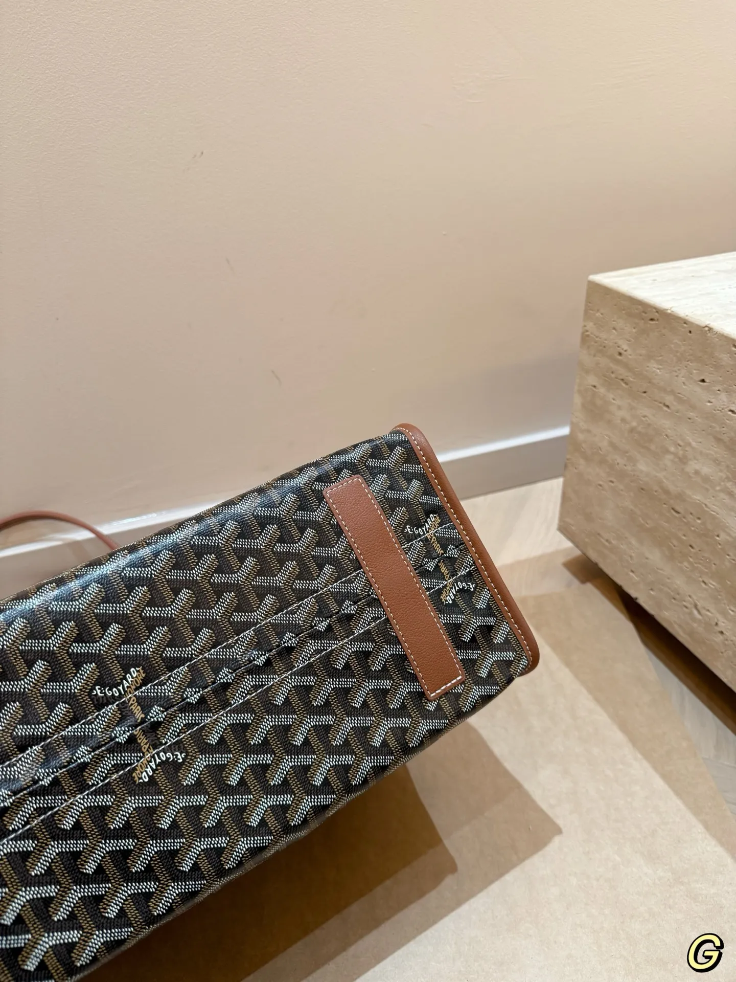 P180 无盒 size:40*30cm goyard 戈雅hardy 出差神包! 非常能装也很耐脏哦! 如果要挑一支大包装下我的全世界那就是goyard hardy 了 非常的能装, 笔记本电脑上完全没有问题 tote能装下的她都可以~