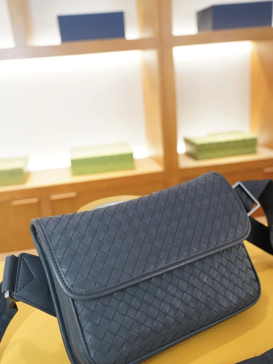 P120 🇮🇹 葆蝶家 官网同步 高版本 斜挎单肩腰包 永恒不过时的标志性产品 纯原单小牛皮 顶级五金制作 非市面普通版本 今年BV最爱的款式 全部实拍 实用性非常高 完全不用担心穿搭【规格:25x17x4】