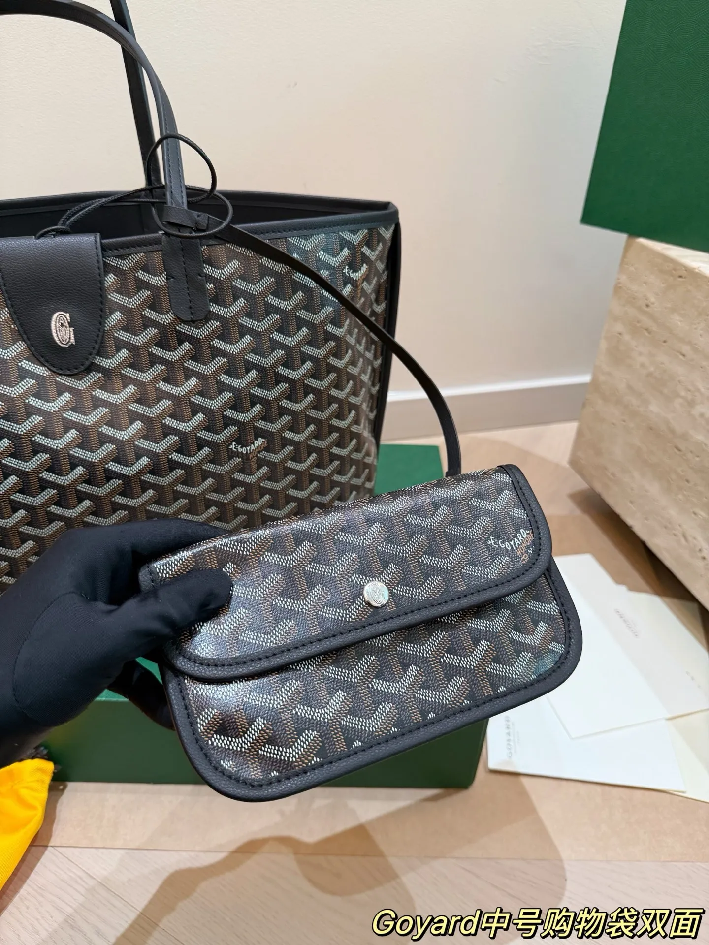 Goyard双面托特包P165 国法国奢侈品牌Goyard的双面托特包，采用经典Y字帆布+黑色皮革饰边，简约又超有辨识度+。双面设计，随心切换风格，附带小卡包超实用!尺寸适中，通勤、短途出行都很OK。限定款彩绘位置和颜色都是随机的，收藏价值满分。帆布材质轻便耐用，但记得别用普通内胆包，可能会刮伤内衬哦! 47&times;27&times;16配盒子