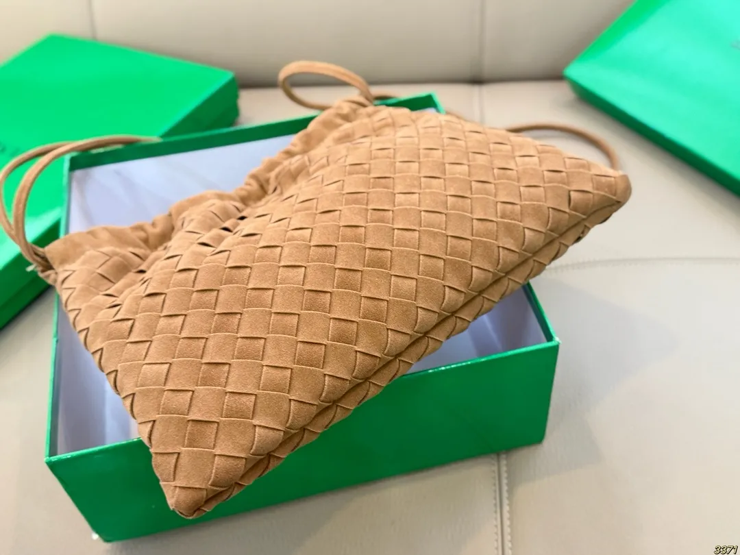 ¥150配盒 BV Dustbag 编织垃圾袋 这只编织垃圾袋真的是今年新款的最爱了 肩带可以调节,单肩斜挎都可 最重要的是,真的很实用!! 打工人实名爱了,真的好好背 尺寸30 22