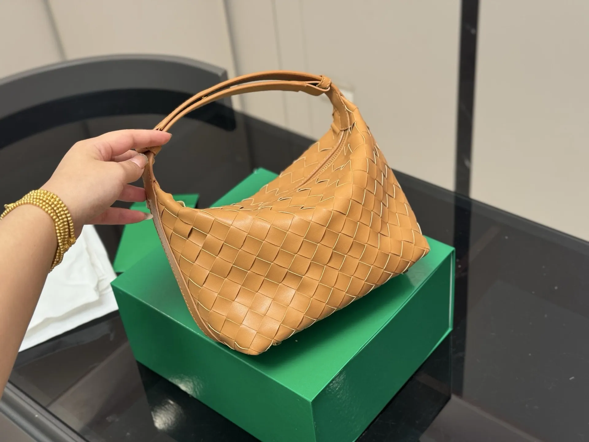 &yen;155 配盒 size：20*14cm bv 的便当包 也太可爱了趴.... 将BV爆款便当包再度升级， 这款设计真的是又A又温柔， 轻盈超舒服 牛皮品质