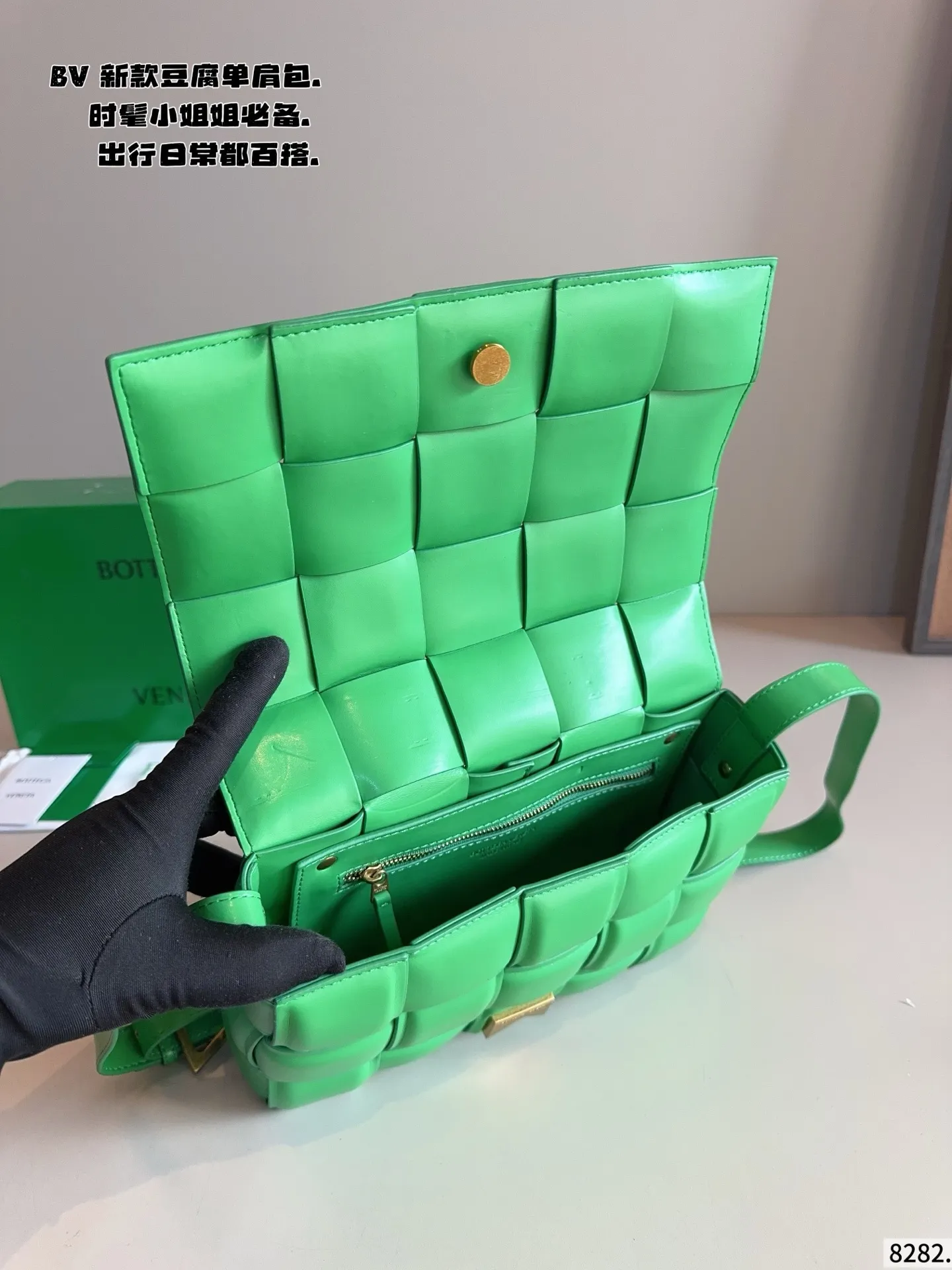 p190配礼盒🎁. 秋冬适配度一百昏!bv cas sette豆腐包斜挎 bv cas sette小羊皮卡带包枕头包斜挎包 天气一冷很喜欢软乎乎胖墩墩存在感很强的包包, 收起小废包,秋冬就是枕头包的主场! 枕头包的代表包包——bv cas sette尺寸:27*7*17cm