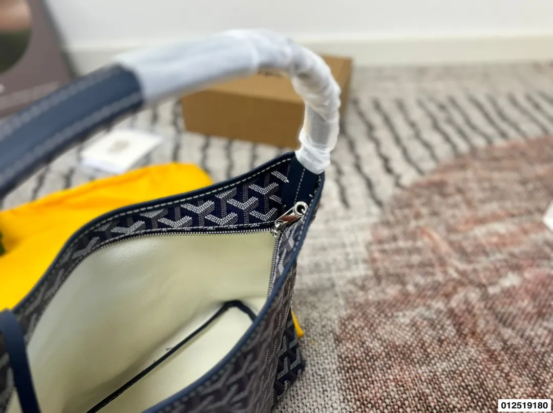 P130配礼盒⚠️尺寸31.30 戈雅腋下托特包 最火爆的狗牙购物袋 打工人的完美通勤包就是它 简直不要太好用!! 容量大 自重超级无敌轻 包型挺拔不容易塌 耐造同时也很低调 简直就是打工人完美的通勤包包 不管是出差还是见客户都超级合适