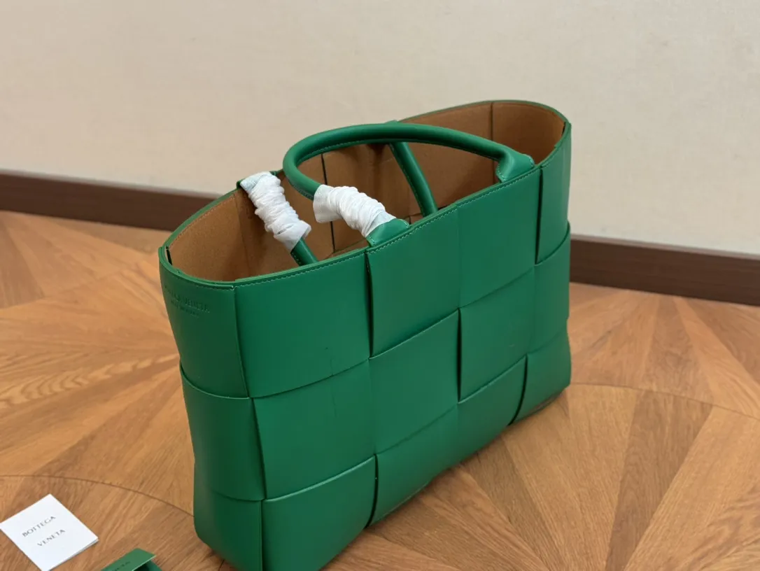 ¥145 size:37.18cm bv 编织购物袋 它是这一季中性价比➕实用性最棒的一只包包! 内置拉链小包! 容量非常OK