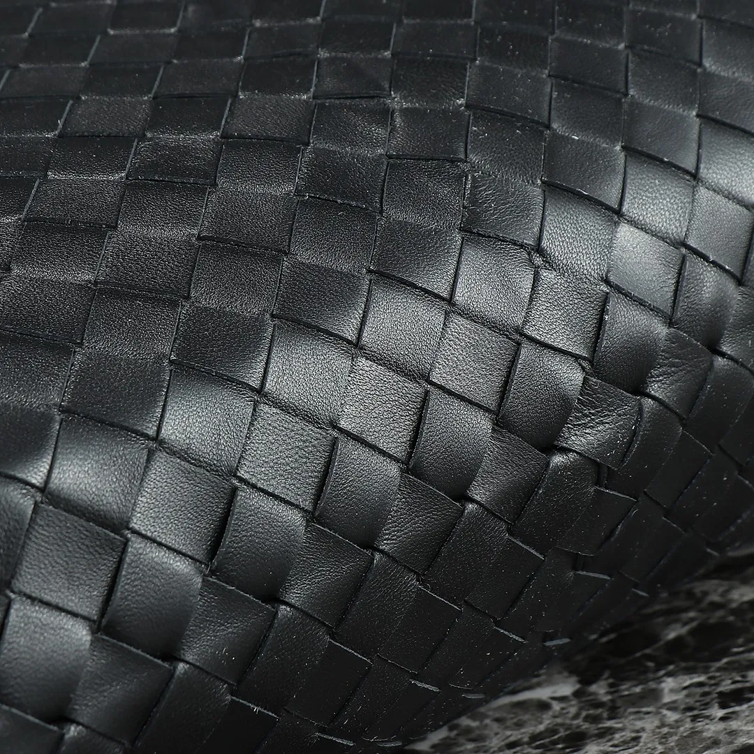 💰1100 BV新出的Hop大号好特别!! BottegaVeneta回归经典的力作~ Hop灵感來源于我们两款隽永的手袋 Sloane和 Veneta 包身和提手由一整张皮革制作而成 真正代表了工艺与创意!!! 上身秒变时髦精!谁还没有入手！ 尺寸：54&times;24&times;13 款号：80860