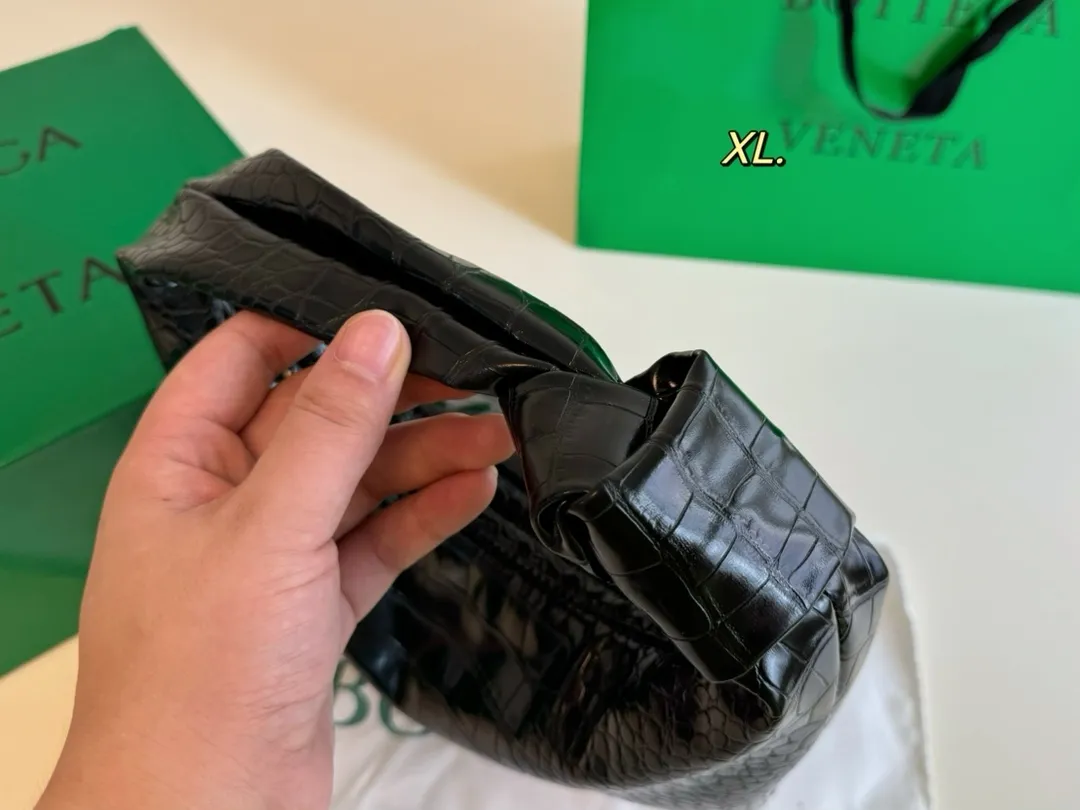 P115（配盒） Bottega Veneta BV新款jodie手提袋💕 size:25&times;16 包身轻，容量超🉑 百搭好看不过时~ 实物上身效果超绝！！！！