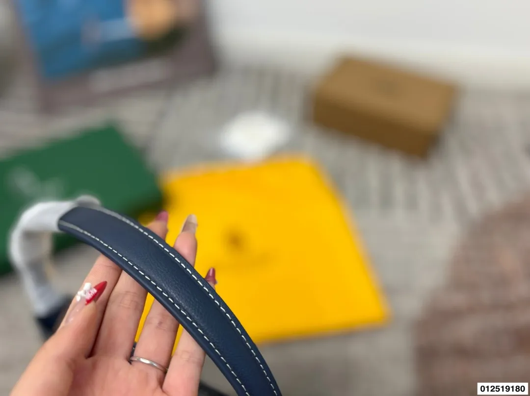 P130配礼盒⚠️尺寸31.30 戈雅腋下托特包 最火爆的狗牙购物袋 打工人的完美通勤包就是它 简直不要太好用！！ 容量大 自重超级无敌轻 包型挺拔不容易塌 耐造同时也很低调 简直就是打工人完美的通勤包包 不管是出差还是见客户都超级合适