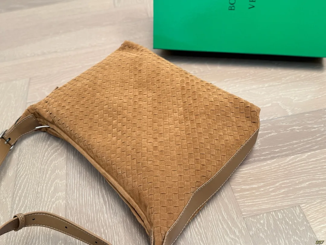 &yen;175配盒 BV 新款系列编织腋下包 精致手工编织设计 兼具美貌与性价比 时髦与休闲的完美碰撞！ 百搭大气，低调又奢华的一款单品！ 尺寸33 24