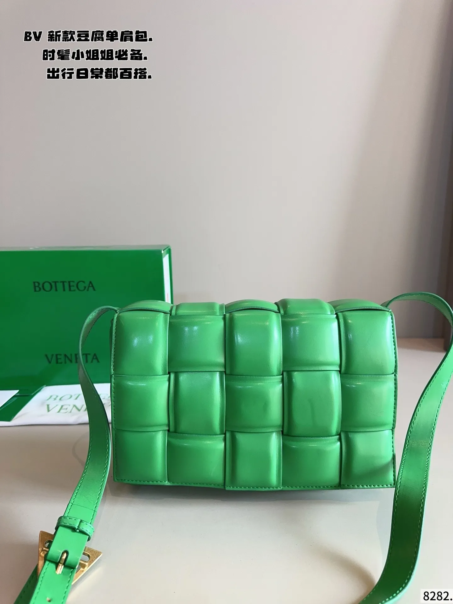 p190配礼盒🎁. 秋冬适配度一百昏!bv cas sette豆腐包斜挎 bv cas sette小羊皮卡带包枕头包斜挎包 天气一冷很喜欢软乎乎胖墩墩存在感很强的包包, 收起小废包,秋冬就是枕头包的主场! 枕头包的代表包包——bv cas sette尺寸:27*7*17cm