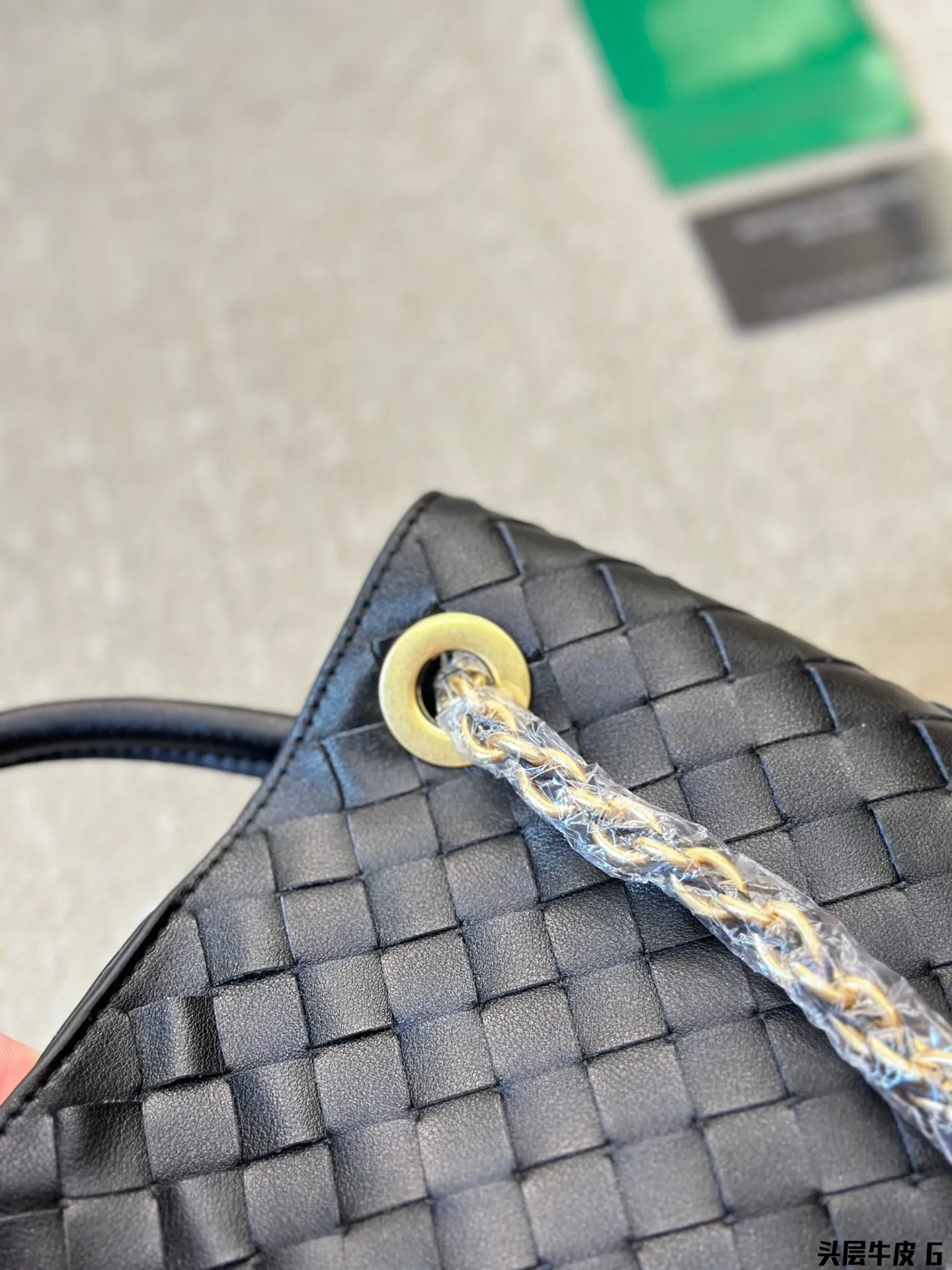 头层牛皮 p250 Bottega veneta Bv高级 Cassette手袋 编织托特包 新款，简洁的线条，柔软的包身，并且相当实用，街头巷尾它的身影无处不在，牛皮🐂 也成为经典款IT bag之一 万众追，这款包一出就风靡全球 流行，如今粉丝群依然很强大，因为它实在太衬托气质了，包再多也要给自己留一个！尺寸：28 22cm