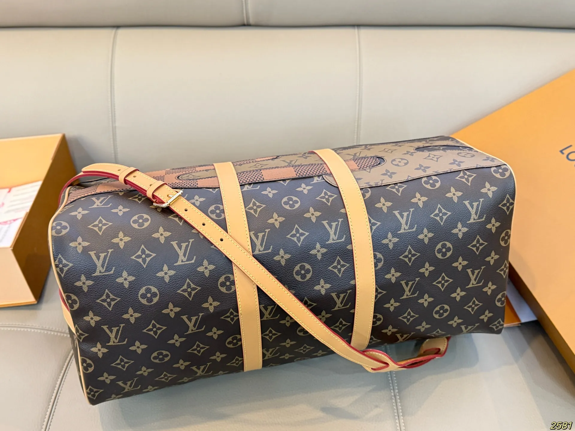 ¥205 LV&NIGO联名系列 LVKeepall 新款旅行袋大容量 度假旅行必备 时尚达人必备单品之一 实物绝对惊艳到你 尺寸50 29