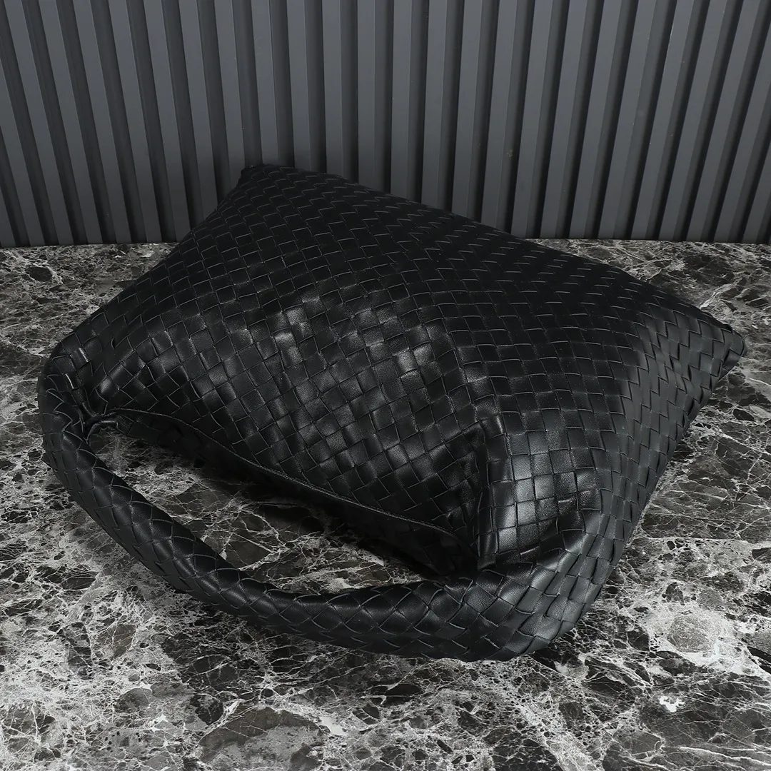 💰1100 BV新出的Hop大号好特别!! BottegaVeneta回归经典的力作~ Hop灵感來源于我们两款隽永的手袋 Sloane和 Veneta 包身和提手由一整张皮革制作而成 真正代表了工艺与创意!!! 上身秒变时髦精!谁还没有入手! 尺寸:54×24×13 款号:80860