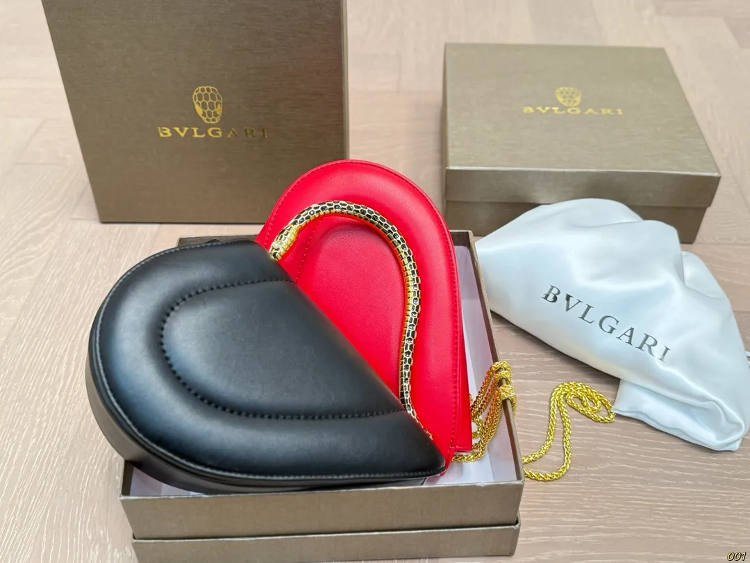 ¥140配盒 宝格丽BVLGARI|七夕,把爱“握”在手心🐍❤️ 今年七夕,宝格丽用一只包写满浪漫情书!Serpenti Cuore 1968手提包,堪称“包界丘比特”—— ✨ 半颗心形包身 + 半颗珐琅灵蛇手柄 =一整颗怦然心动的爱心! 灵感源自1968年传奇珠宝腕表,复刻中古美学,却把甜蜜玩出新高度。 尺寸19 14