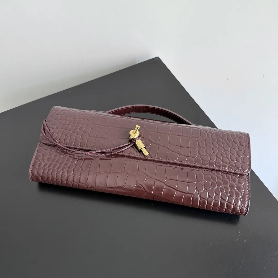 p680 BV Andiamo晚宴手包，又被狠狠种草啦～经济下行的年代设计师审美又回来了，一眼爱上 爱不释手的那种 啧～嘎嘎美 气场十足 造型和质感都十分抗比，自重轻容量足， 时尚人士必备 适合多种场合，极简 ，高级轻奢 款号：741511 尺寸：31*13*3cm