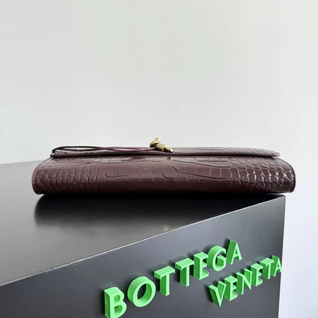 p680 BV Andiamo晚宴手包,又被狠狠种草啦~经济下行的年代设计师审美又回来了,一眼爱上 爱不释手的那种 啧~嘎嘎美 气场十足 造型和质感都十分抗比,自重轻容量足, 时尚人士必备 适合多种场合,极简 ,高级轻奢 款号:741511 尺寸:31*13*3cm