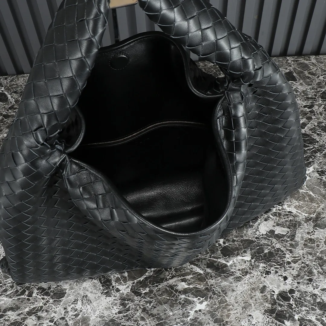 💰1100 BV新出的Hop大号好特别!! BottegaVeneta回归经典的力作~ Hop灵感來源于我们两款隽永的手袋 Sloane和 Veneta 包身和提手由一整张皮革制作而成 真正代表了工艺与创意!!! 上身秒变时髦精!谁还没有入手! 尺寸:54×24×13 款号:80860