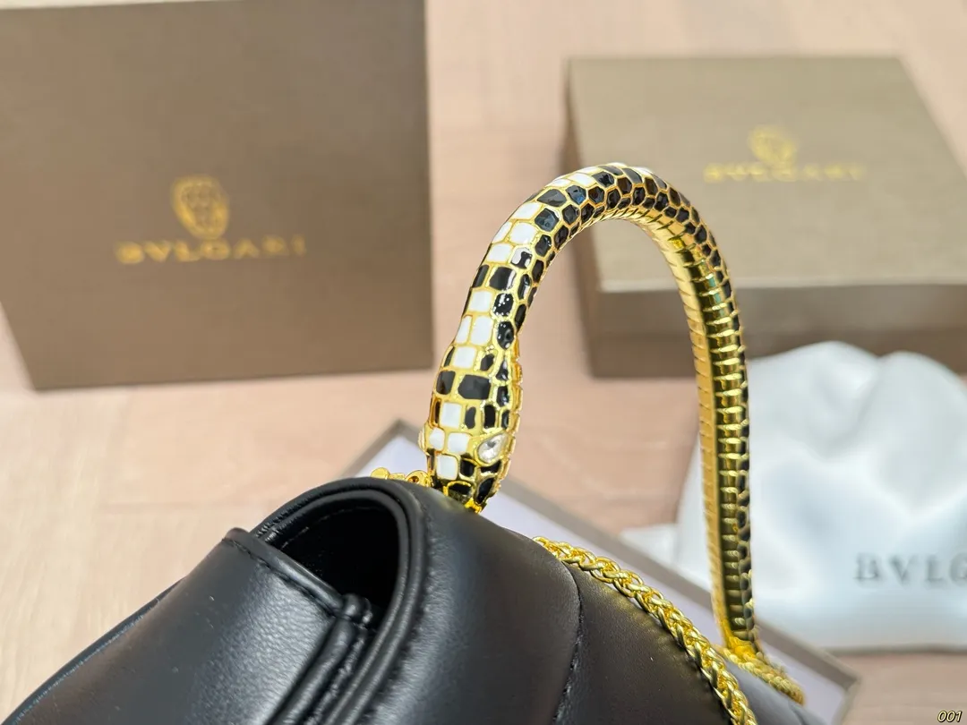 &yen;140配盒 宝格丽BVLGARI｜七夕，把爱&ldquo;握&rdquo;在手心🐍❤️ 今年七夕，宝格丽用一只包写满浪漫情书！Serpenti Cuore 1968手提包，堪称&ldquo;包界丘比特&rdquo;&mdash;&mdash; ✨ 半颗心形包身 + 半颗珐琅灵蛇手柄 =一整颗怦然心动的爱心！ 灵感源自1968年传奇珠宝腕表，复刻中古美学，却把甜蜜玩出新高度。 尺寸19 14