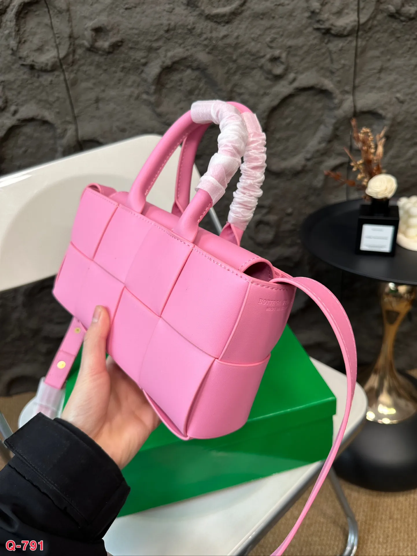 💰140 配礼盒 BV编织购物袋新款托特手袋 Bottega Veneta 春夏新款购物袋。实物非常美,很飒! 自重非常非常轻!!通勤完全无压力!! 总之一切刚刚好! 尺寸25.13cm