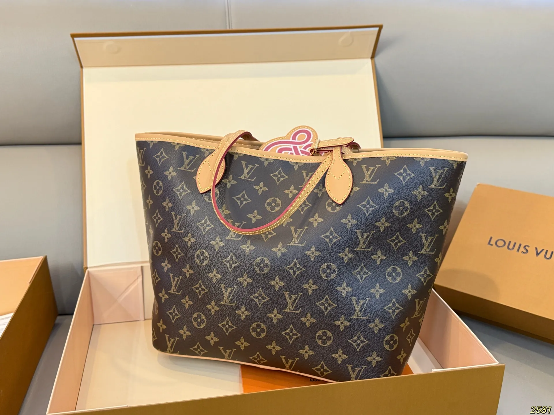 &yen;190飞机盒 LV&NIGO联名系列 LV新款购物袋 neverfull超级酷太爱啦 购物袋届的天花板 被它的颜值惊艳到啦 简约大气 时髦感十足 尺寸32 28