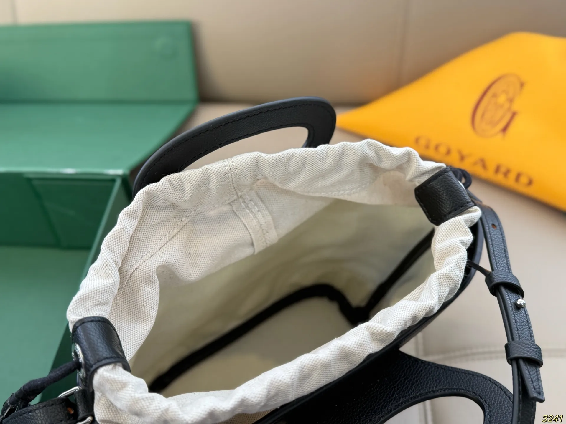 ¥165折叠盒 Goyard戈雅 mini菜篮子 beluga 新款Mini beluga 圆环小水桶小菜篮子 半个手机的自重 超Q的外貌 不可小觑的容量 完美~ 尺寸19 16