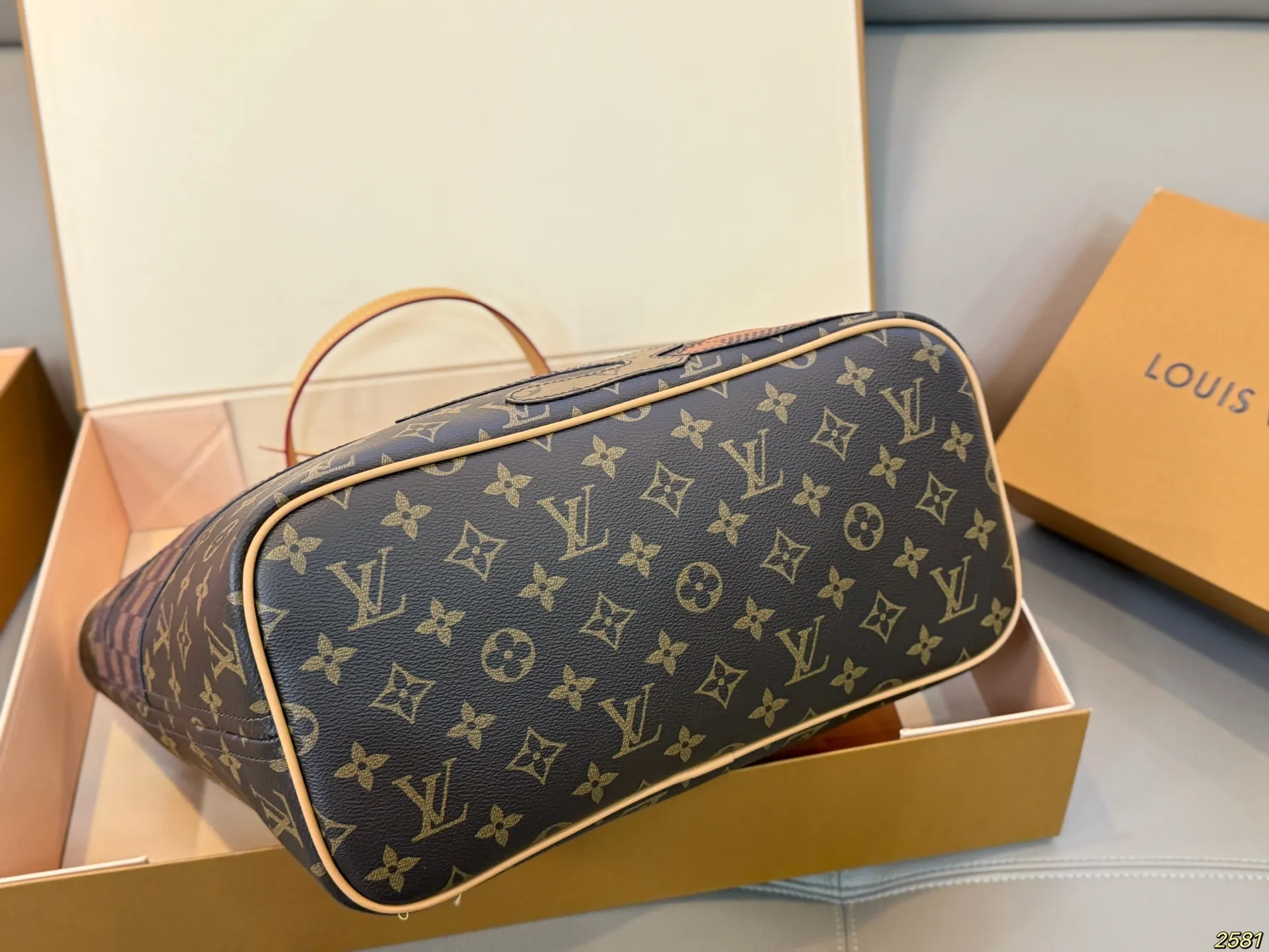 &yen;190飞机盒 LV&NIGO联名系列 LV新款购物袋 neverfull超级酷太爱啦 购物袋届的天花板 被它的颜值惊艳到啦 简约大气 时髦感十足 尺寸32 28