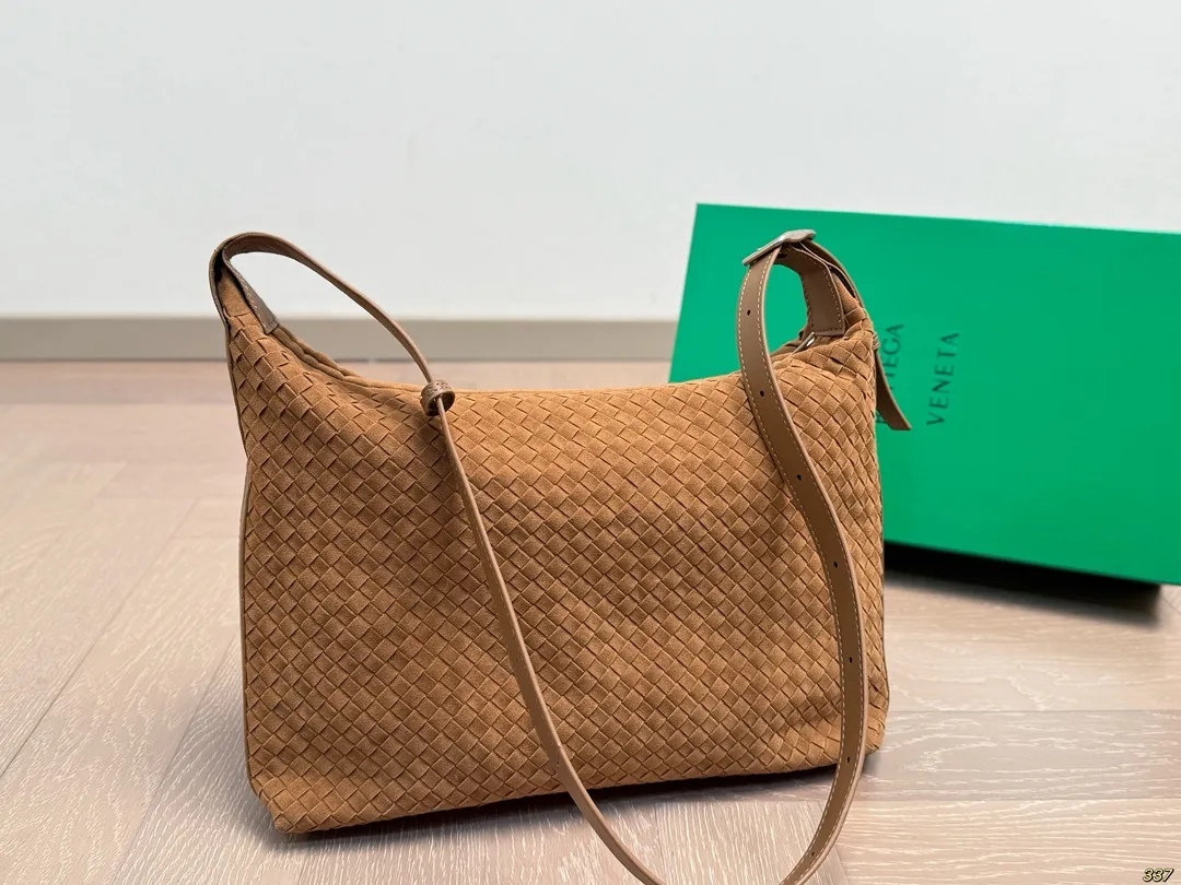 ¥175配盒 BV 新款系列编织腋下包 精致手工编织设计 兼具美貌与性价比 时髦与休闲的完美碰撞! 百搭大气,低调又奢华的一款单品! 尺寸33 24